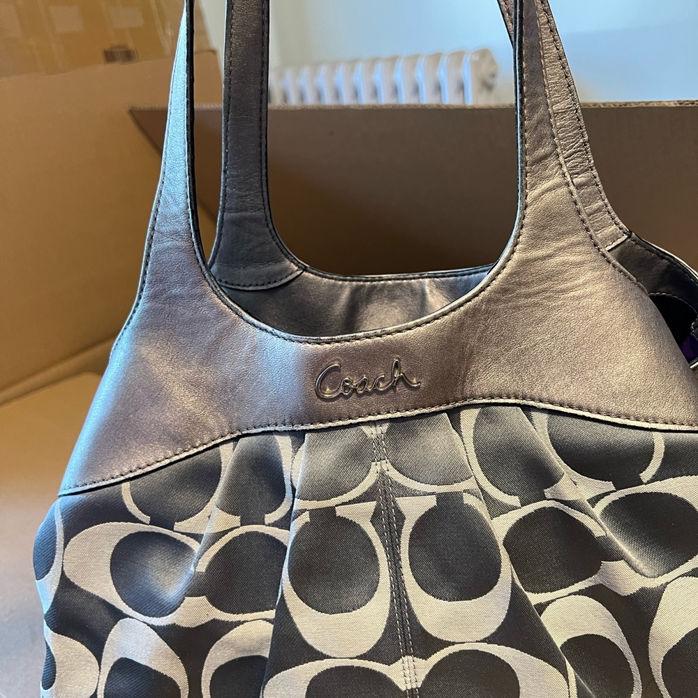 30. Nice tote π itβs no in use anymore. Super cute for any event. You will love - Picture 3 of 8